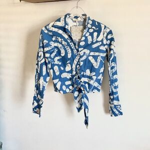 🪞 NWT collar tie front button up printed long flare sleeve shirt blouse
